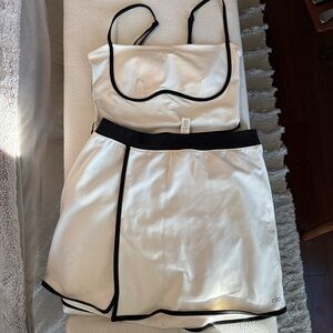 ALO Yoga Women's White and Black Set
